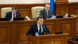 Premierul Dorin Recean a mers în Parlament pentru a le explica deputaților necesitatea prelungirii stării de urgență. 