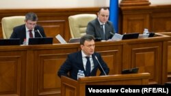 Premierul Dorin Recean a mers în Parlament pentru a le explica deputaților necesitatea prelungirii stării de urgență. 