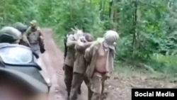 Кадр из видео с украинскими военнопленными в Харьковской области