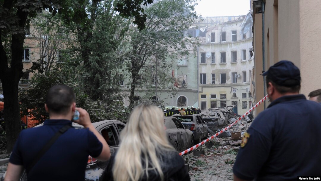 Спасувачките служби бараат преживеани во Лвив по руските напади на станбен блок, 6 јули 2023 година