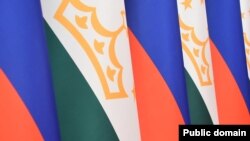 Флаги Таджикистана и России 