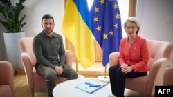 Украинският президент Володимир Зеленски разговаря с председателката на ЕК Урсула фон дер Лайен в Брюксел, 27 юни 2024 г.