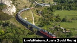 Российский поезд «Таврия», курсирующий между Россией и Крымом через Керченский мост, 18 июля 2023 года