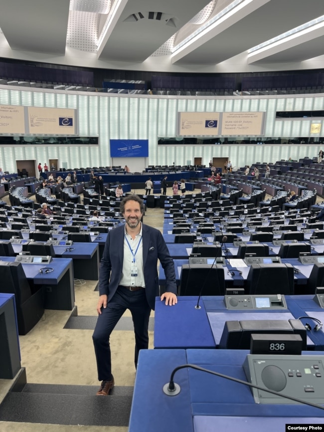 Paul Gal durante la presentazione del rapporto.  Strasburgo, 20 giugno 2023