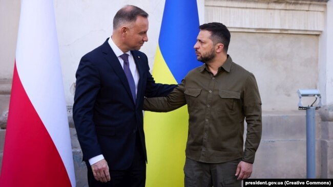 Президент України Володимир Зеленський (праворуч) і президент Польщі Анджей Дуда під час вшанування жертв Волинської трагедії. Луцьк, 9 липня 2023 року