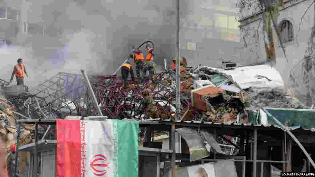 Az iráni nagykövetséghez tartozó épületet ért csapás helyszíne Damaszkuszban 2024. április 1-jén. Hétfőn feltételezhetően izraeli harci repülőgépek bombázták Irán szíriai nagykövetségét.&nbsp;Megfigyelők szerint mintegy tizenegy ember halt meg a támadásban, köztük&nbsp;magas rangú iráni katonai parancsnokok és diplomaták &nbsp;