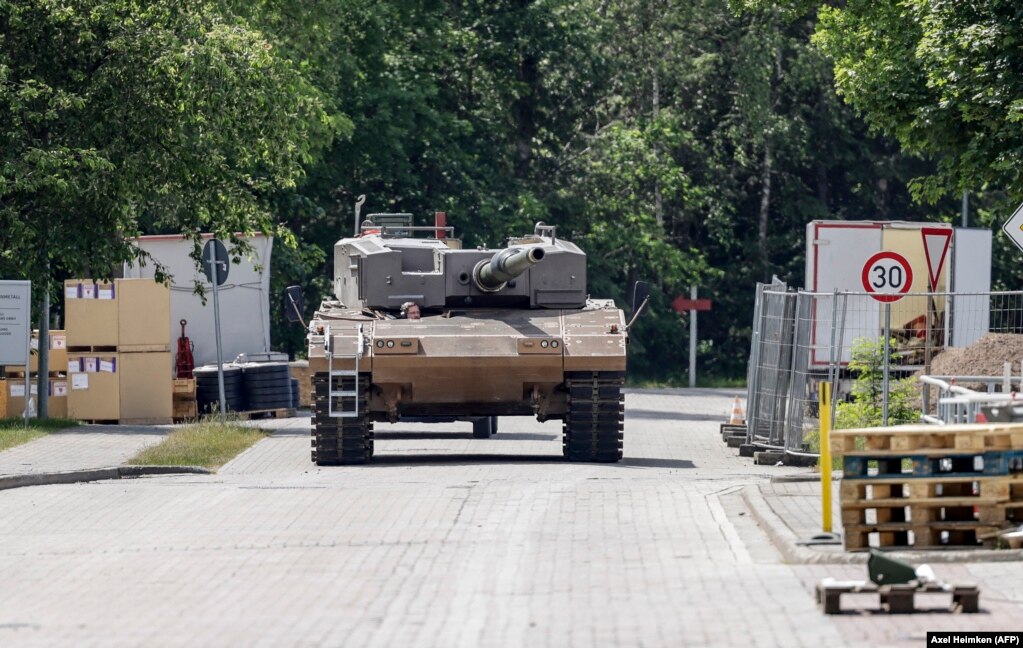 Një tank Leopard duke u testuar pas mirëmbajtjes në objektin Rheinmetall në Unterluess. Njoftimi i një fabrike të mundshme gjermane të armëve brenda Ukrainës tërhoqi një përgjigje të furishme nga Kremlini. Dmitry Medvedev, ish-president rus, u zotua se Rusia do të godiste objektin e planifikuar me &quot;fishekzjarre nga Kalibre [raketë lundrimi] dhe pajisje të tjera piroteknike ruse&quot;. &nbsp;