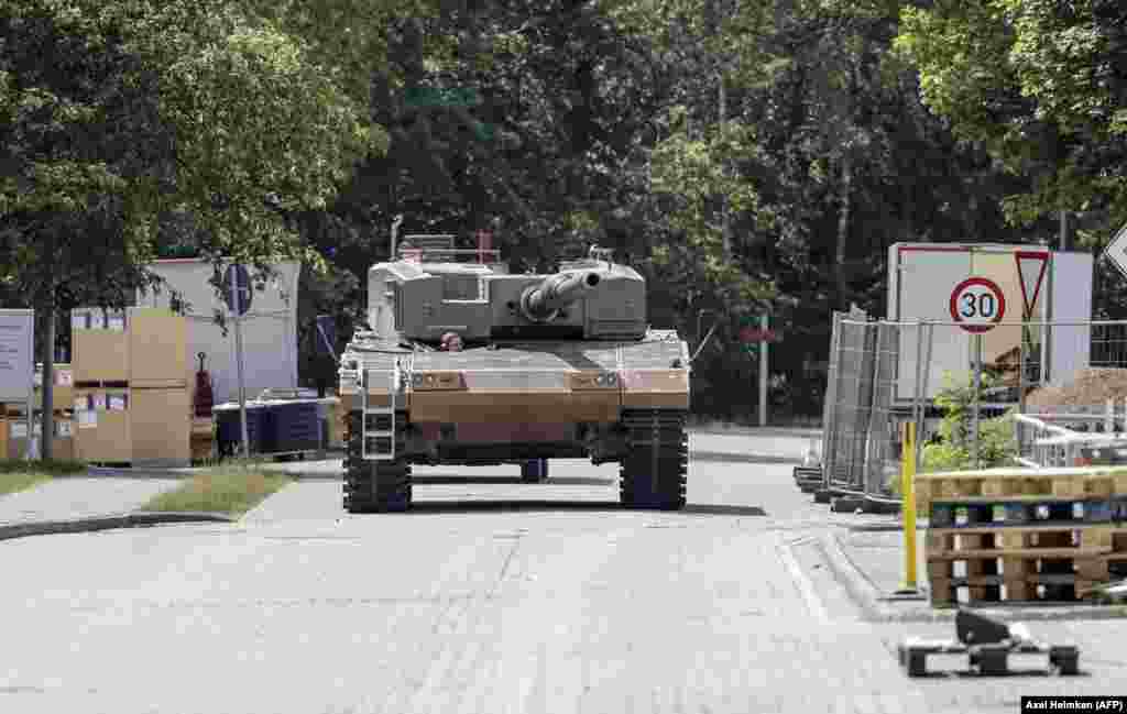 Un tanc Leopard este testat după ce a fost asamblat la uzina Rheinmetall din Unterluess.&nbsp; Anunțul privind o potențială fabrică de armament germană în Ucraina a stârnit o reacție nervoasă din partea Kremlinului. Fostul președinte rus Dmitri Medvedev a promis că Rusia va lovi instalația planificată cu &bdquo;focuri de artificii cu Kalibre [rachete de croazieră] și alte dispozitive pirotehnice rusești&rdquo;.