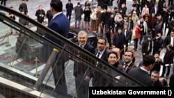 Dilyor Kayumov, un acționar fondator al Ultimo Group, îl escortează pe președintele Shavkat Mîrzioev (al doilea la stânga) în timpul unei vizite din 5 martie la Tașkent City Mall, unde Kayumov este manager senior.