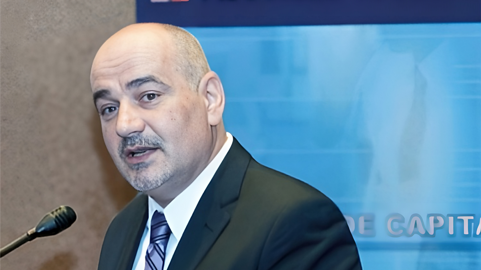 Adrian Mitroi este specialist în Finanţe comportamentale, disciplină pe care o predă la Academia de Studii Economice din Bucureşti.