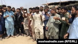 تعدادی از مهاجرین افغان در پاکستان که میگویند کارت های اقامت و سند نیز دارند اما اخراج و یا زندانی میشوند 