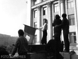 Decembrie 1989. Revoluționari din fața Comitetului Central din București.