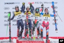  Тимон Хауган, Александър Стийн Олсен, Алберт Попов и Клеман Ноел (отляво надясно) честват на подиума в Палисейдс Тахо. 