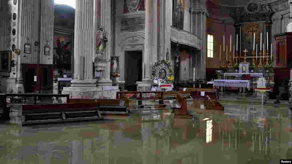 O biserică din&nbsp;Castel Bolognese a fost&nbsp;inundată în urma ploilor abundente din regiunea Emilia Romagna. Fotografie făcute pe&nbsp; 18 mai 2023. REUTERS/Jennifer Lorenzini&nbsp;