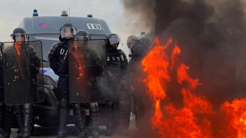 اصلاح قانون بازنشستگی در فرانسه؛‌ سومین شب پیاپی درگیری پلیس  و معترضان در پاریس 