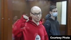 Artýom Kamardin (çepde) we Ýegor Ştowba suduň zalynda. 27-nji dekabr