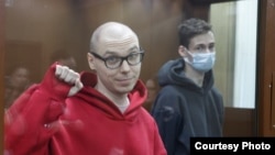 Poets Artyom Kamardin (left) and Yegor Shtovba in court in December 2023. 