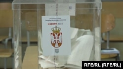 Glasačka kutija na dan izbora u Srbiji 17. decembra 2023. na parlamentarnom, lokalnom i pokrajinskom nivou. 