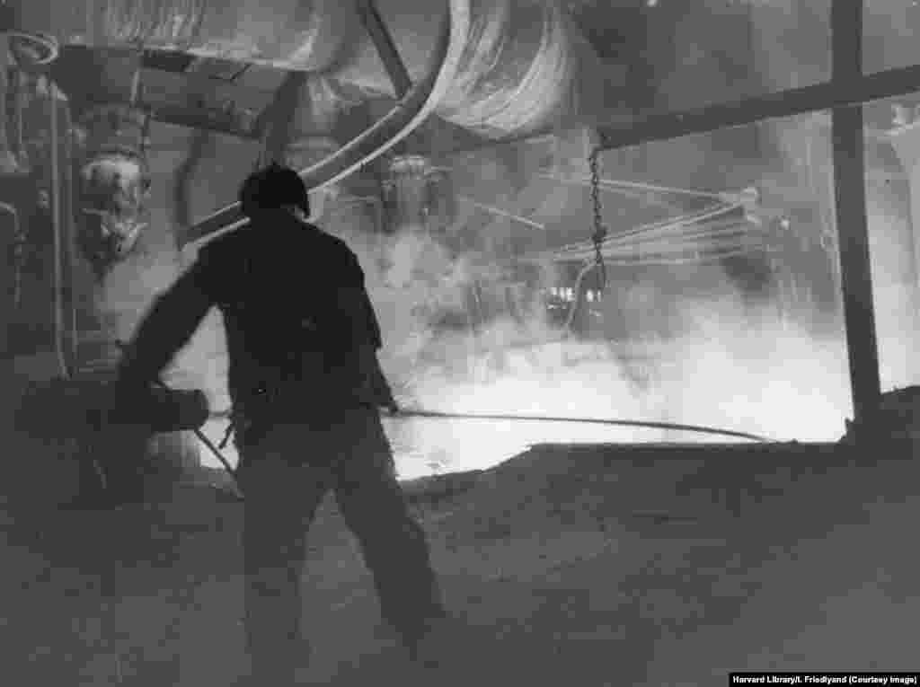 Розплавлений чавун на Сталінському металургійному комбінаті після його повоєнного відновлення &nbsp;