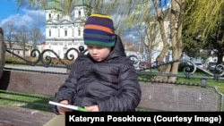Святослав, семирічний переселенець з Харкова, дуже любить читати