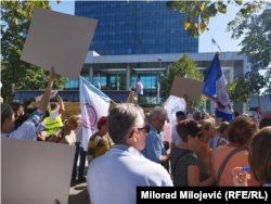 Sindikalisti na protestima ispred zgrade Vlade RS