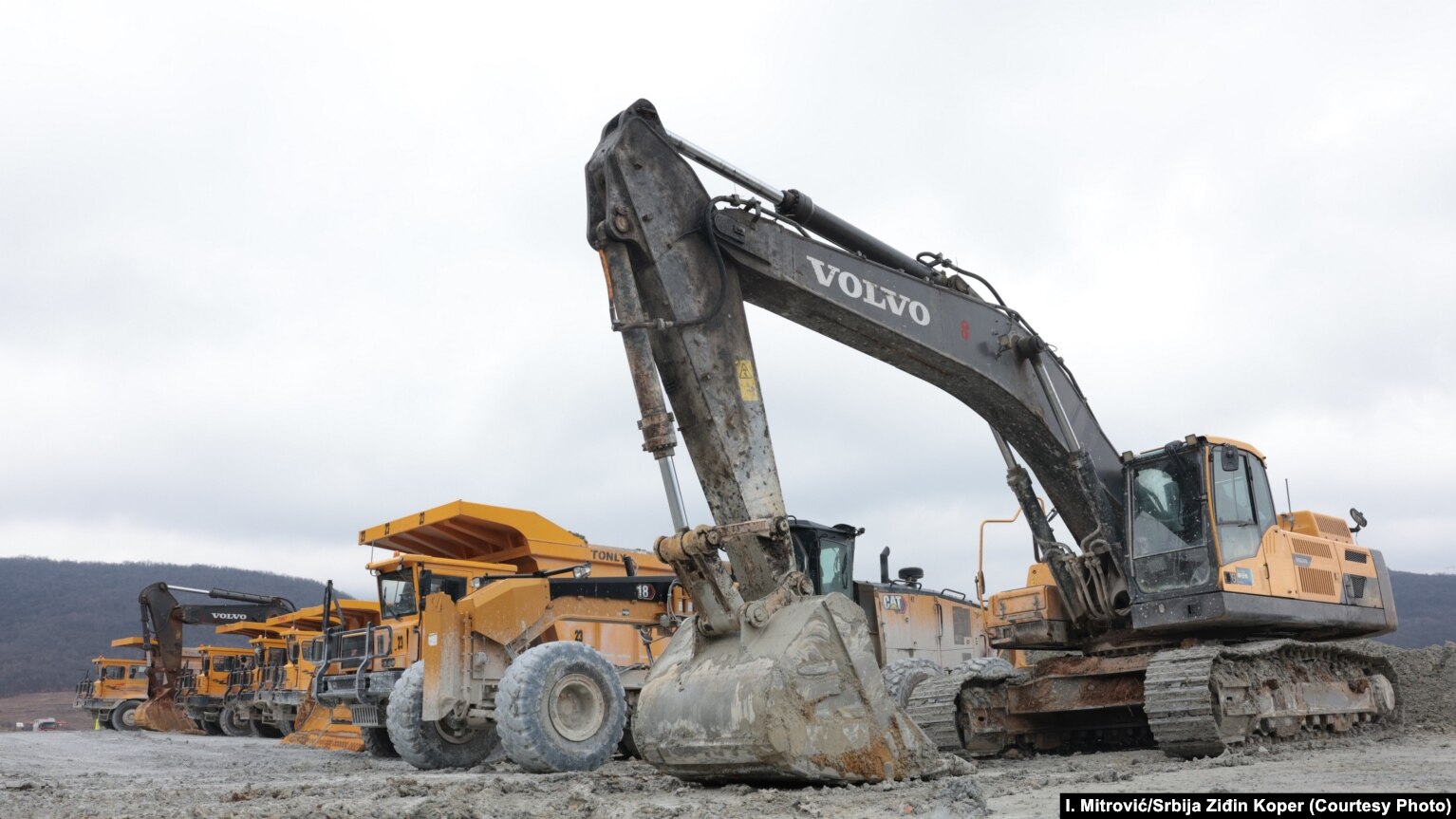 Kineska kompanija "Srbija Ziđin Koper" saopštila je 13. februara da je prinuđena da privremeno obustavi proizvodnju u rudniku "Novo Cerovo" zbog blokade puta.