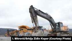 Kineska kompanija "Srbija Ziđin Koper" saopštila je 13. februara da je prinuđena da privremeno obustavi proizvodnju u rudniku "Novo Cerovo" zbog blokade puta.