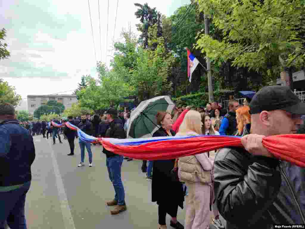 Qindra serbë kanë protestuar para Komunës së Zveçanit duke kundërshtuar hyrjen e kryetarëve shqiptarë në objektin komunal javën e kaluar.