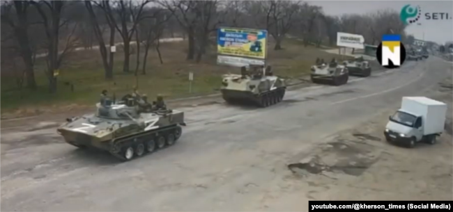 Російська військова техніка на початку окупації Херсонщини, 25 лютого 2022 року