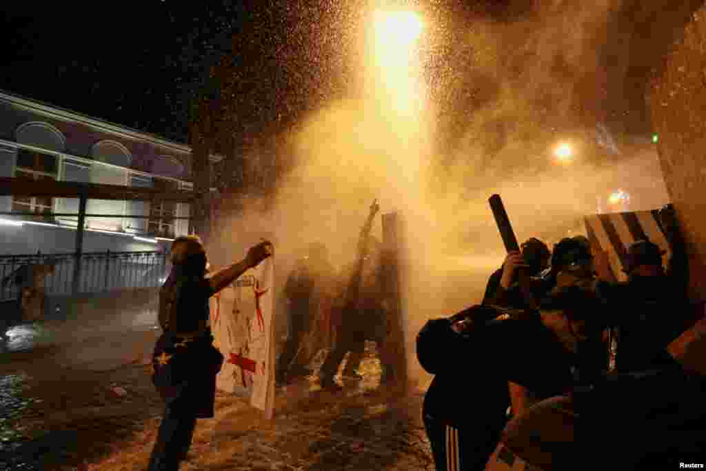 Az amerikai külügyminisztérium közleményben ítélte el a tüntetők elleni erőszakot, és Nyugat-ellenesnek&nbsp;nevezte&nbsp;a törvényt megszavazókat