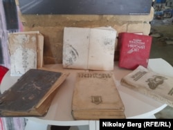 Книги, спасенные из сгоревшего дома в Эргнети
