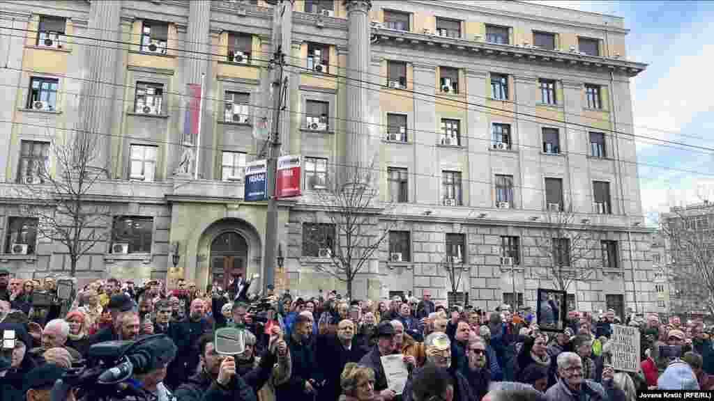Učesnici protesta ispred Apelacionog suda, sa ogledalima u rukama kako bi pravosuđe &quot;videlo svoj odraz&quot;, 5. februara 2024.