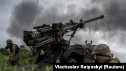 سربازان اوکراینی در خط مقدم نبرد در برابر اردوی روسیه می جنگند