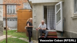Petru Ursan, un bărbat de 69 de ani, cu grad sever de dizabilitate, din satul Bleșteni, raionul Edineț și Tamara Evstati, concubina acestuia. 