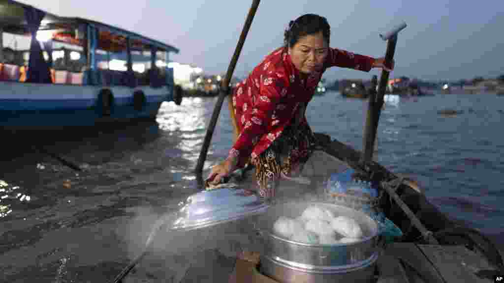 Nguyen Thi Thuy ételt árul egy úszó piacon Can Thóban, 2024. január 17-én. Jó napokon körülbelül négy dollárt keres, ami alig elég ahhoz, hogy ételt tegyen az asztalra.&nbsp;Unokáit egyedül neveli a lakóhajóján, a lánya&nbsp;a városban küszködik a megélhetéssel. A hajójuk sürgős javításra szorul, amihez&nbsp;még az esős évszak előtt elő kell teremtenie a pénzt