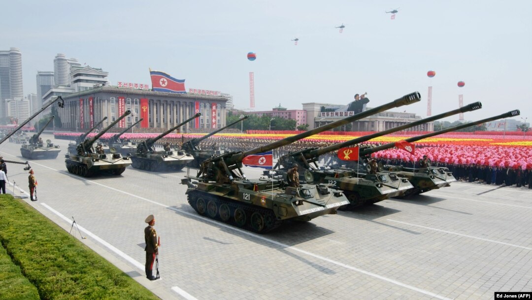 Tancuri nord-coreene defilează în piața Kim Il-Sung, cu elicoptere deasupra lor, în timpul paradei militare care marchează cea de-a 60-a aniversare a armistițiului războiului coreean, în Phenian, Coreea de Nord, 27 iulie 2013.