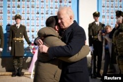 Președintele american Joe Biden a sosit la Kiev luni dimineață, în jurul orei locale 8:00, iar în timpul vizitei sale de câteva ore s-a întâlnit cu președintele ucrainean Volodimir Zelenski.