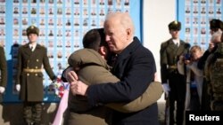 Zagrljaj američkog i ukrajinskog predsjednika tokom posjete Zidu sjećanja, gdje su odali počast poginulim ukrajinskim vojnicima, Kijev, 20. februar.