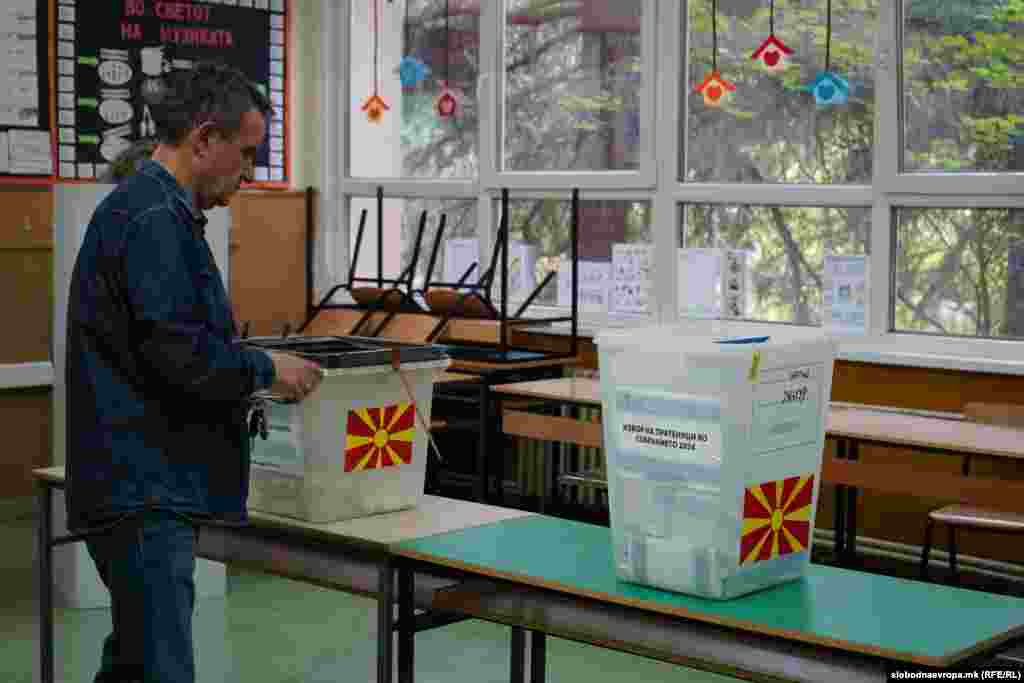 Glasanje u Skoplju, 8. maja 2024. U utrci za šefa države birači glasaju između aktuelnog predsjednika Steve Pendarovskog i kandidatkinje opozicijske VMRO-DPMNE Gordane Siljanovske-Davkove.