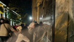 La Tbilisi, miercuri seară, poliția a folosit tunuri de apă împotriva unui grup de demonstranți care voiau să blocheze o intrare în clădirea Parlamentului. 
