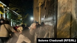 La Tbilisi, miercuri seară, poliția a folosit tunuri de apă împotriva unui grup de demonstranți care voiau să blocheze o intrare în clădirea Parlamentului. 