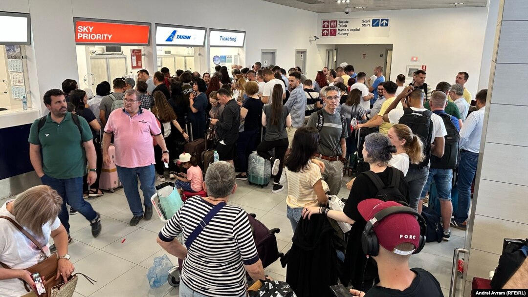 Alegerea din timp a biletelor de avion reprezintă cel mai important pas în planificarea vacanței. Imagine generică cu efectele grevei sponane a piloților Tarom de pe 8 iulie 2024. 