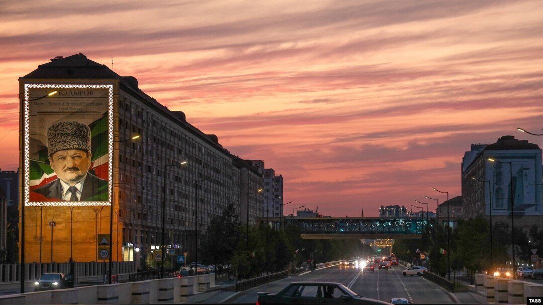 Одна из центральных улиц Грозного 