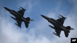 Ukrainian Air Force F-16 fighter jets fly in an undisclosed location over Ukraine. (file photo)