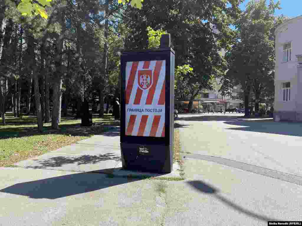 Na dan protesta u RS su okačeni bilbordi i plakati sa štitom Republike Srpske iz perioda rata u BiH devedesetih godina prošlog vijeka i natpisom pored toga: &#39;Granica postoji&#39;. Banjaluka, 1. septembar 2023.