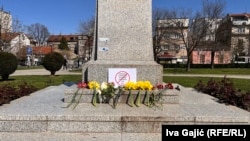 Cveće na spomeniku u Beogradu.