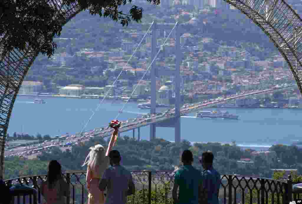 عکس&zwnj;برداری عروسی با پس&zwnj;زمینهٔ پل بسفر، ژوئیه ۲۰۱۷ 