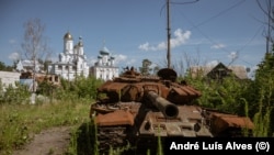 Një tank i shkatërruar rus në Donjeck. Fotografi nga arkivi. 