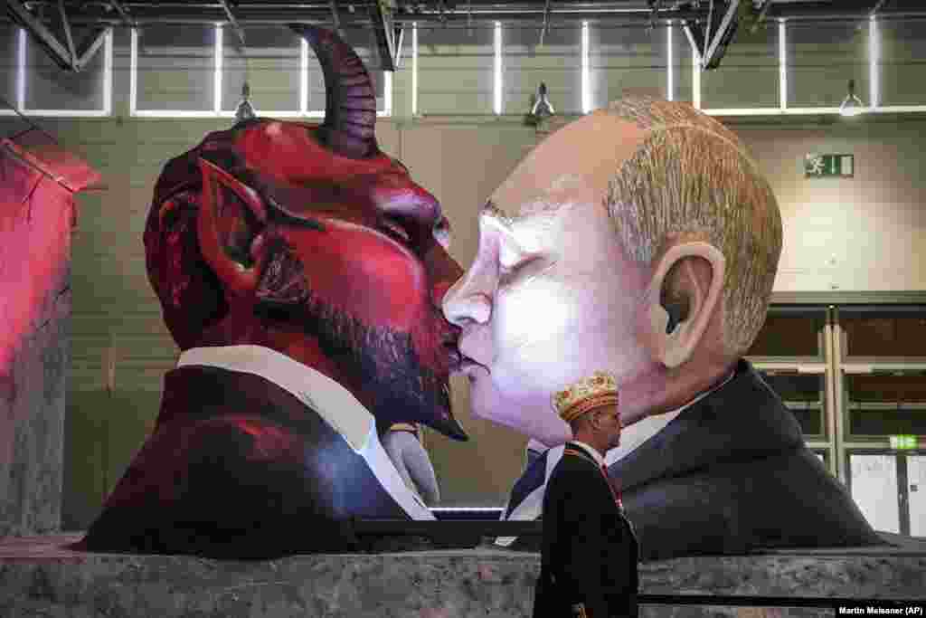 Figura e presidentit rus Vladimir Putin duke e puthur djallin në një paradë në Këln, Gjermani.