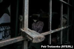 Изображающие заключённых манекены внутри вагона для арестантов. Музейно-мемориальный комплекс жертв политических репрессий и тоталитаризма «АЛЖИР». Акмолинская область, 28 мая 2024 года